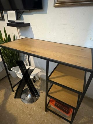 Mesa alta con estanterías