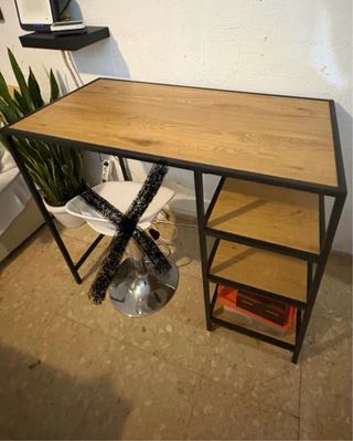 Mesa alta con estanterías