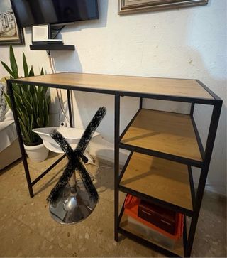 Mesa alta con estanterías