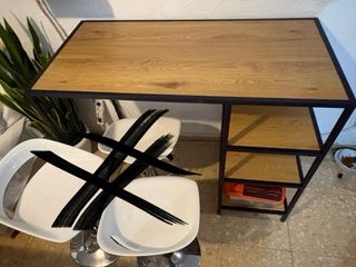 Mesa alta con estanterías