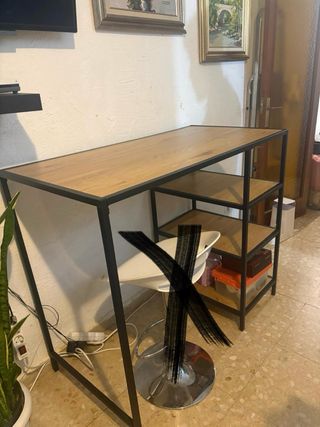 Mesa alta con estanterías