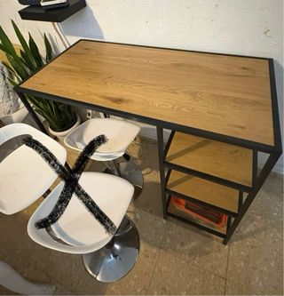 Mesa alta con estanterías