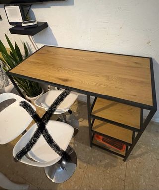 Mesa alta con estanterías