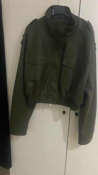 Cazadora bomber Zara verde militar