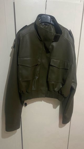 Cazadora bomber Zara verde militar