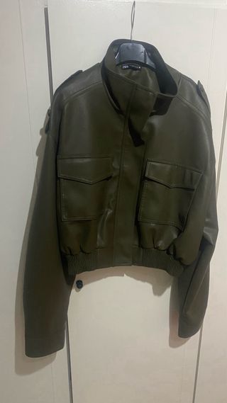 Cazadora bomber Zara verde militar