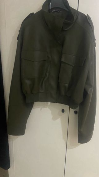 Cazadora bomber Zara verde militar