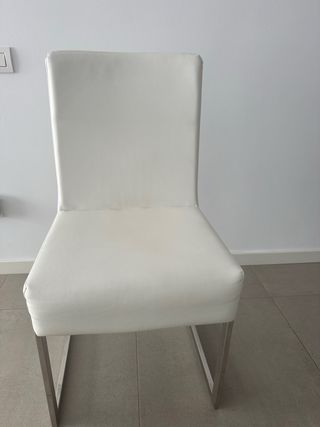 Mesa cristal y 4 sillas blancas