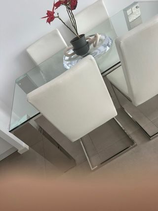 Mesa cristal y 4 sillas blancas