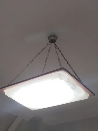 Lámpara de pared dorada con detalles