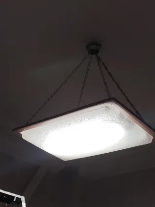 Lámpara de pared dorada con detalles