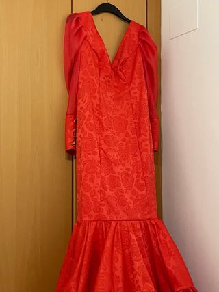 Traje de flamenca rojo con volantes hecho a mano
