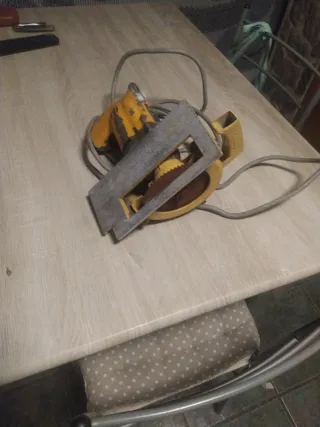 Sierra circular amarilla