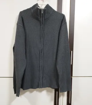 Chaqueta gris con cremallera para hombre