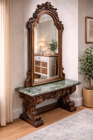 Tocador antiguo con espejo y mármol