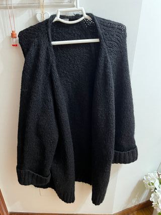 Chaqueta negra de punto larga Zara