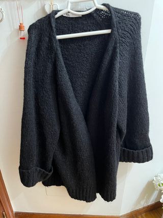 Chaqueta negra de punto larga Zara