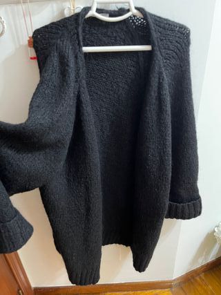 Chaqueta negra de punto larga Zara
