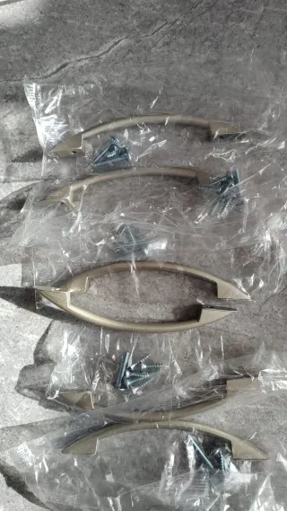 Tiradores de metal plateado