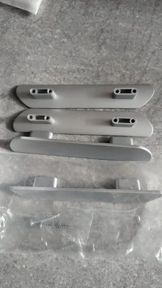 Tiradores de metal plateado