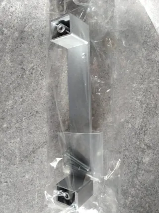 Tiradores de metal plateado