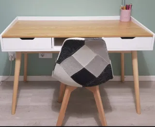 Escritorio madera y blanco con cajones.