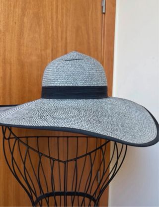 Sombrero de ala ancha gris con lazo
