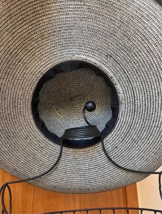 Sombrero de ala ancha gris con lazo