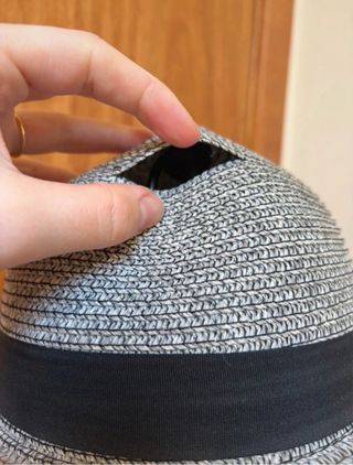 Sombrero de ala ancha gris con lazo