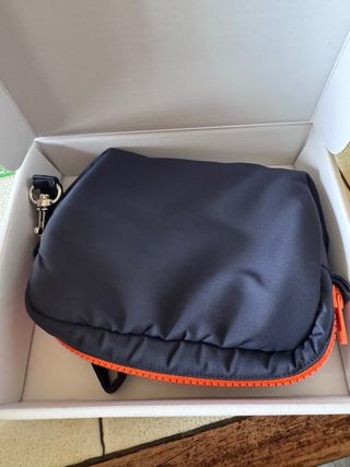 Pochette blu e arancione