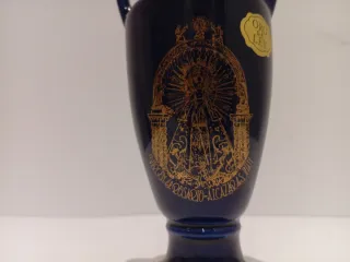 Jarrón de porcelana con detalles en oro de ley