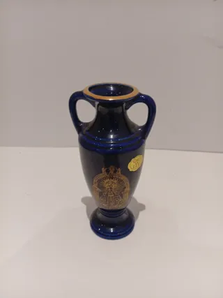 Jarrón de porcelana con detalles en oro de ley