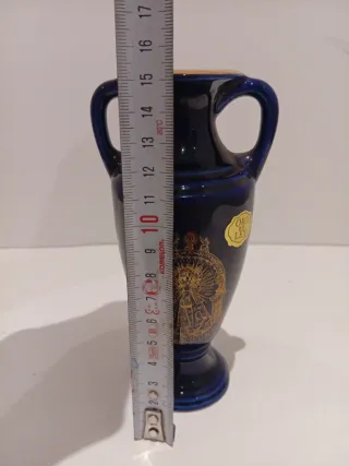 Jarrón de porcelana con detalles en oro de ley