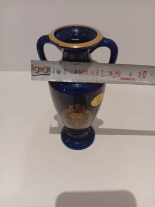 Jarrón de porcelana con detalles en oro de ley