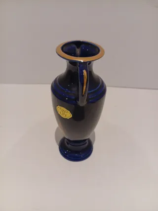 Jarrón de porcelana con detalles en oro de ley