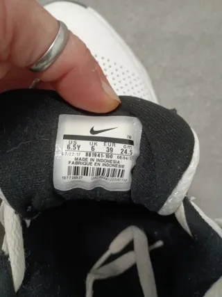 Zapatillas Nike Blancas y Negras