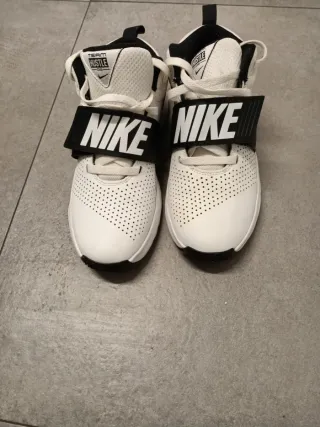 Zapatillas Nike Blancas y Negras