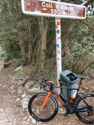 Bicicleta carretera KTM negra y naranja