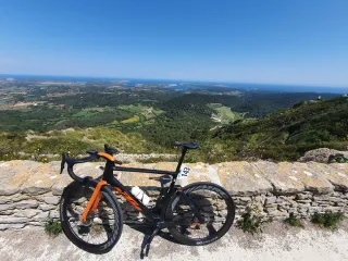 Bicicleta carretera KTM negra y naranja