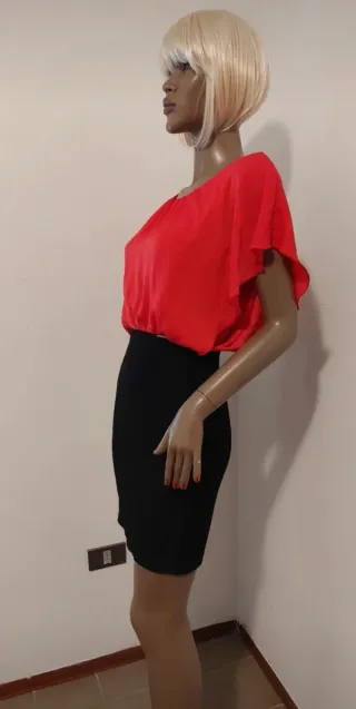 Vestito corto con schiena scoperta