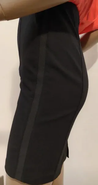 Vestito corto con schiena scoperta