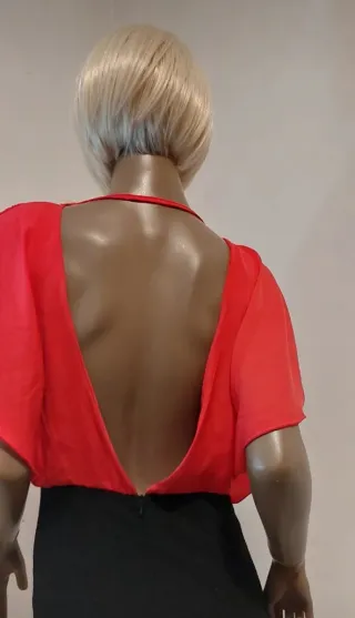 Vestito corto con schiena scoperta