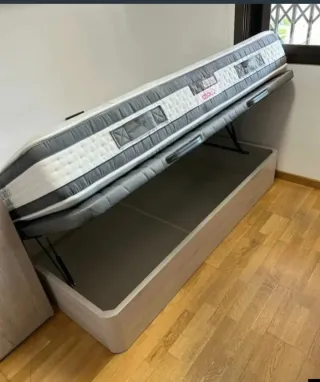 Canapé abatible y colchón gris