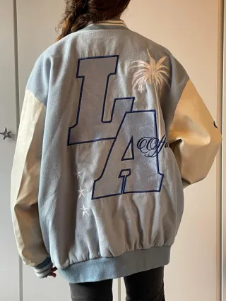 Cazadora bomber LA beige y azul