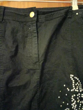 Falda negra con pedrería