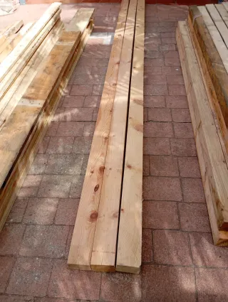 Listones, vigas, postes, palos, puntales de madera