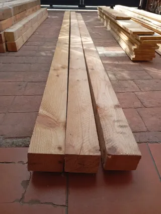 Listones, vigas, postes, palos, puntales de madera