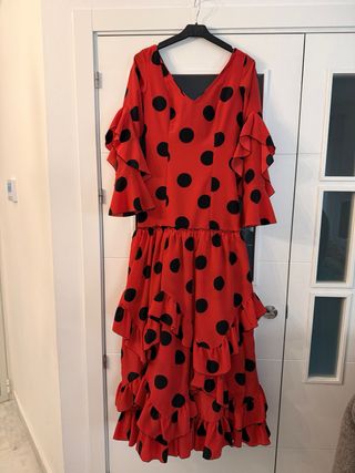 Traje de flamenca rojo con lunares negros