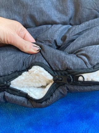 Saco de bebé gris con interior sherpa