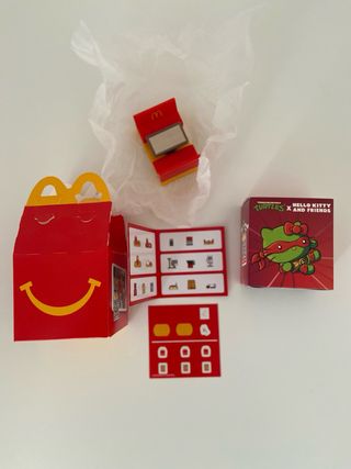 2 juguetes Happy Meal Hello Kitty Tortugas y Mesa